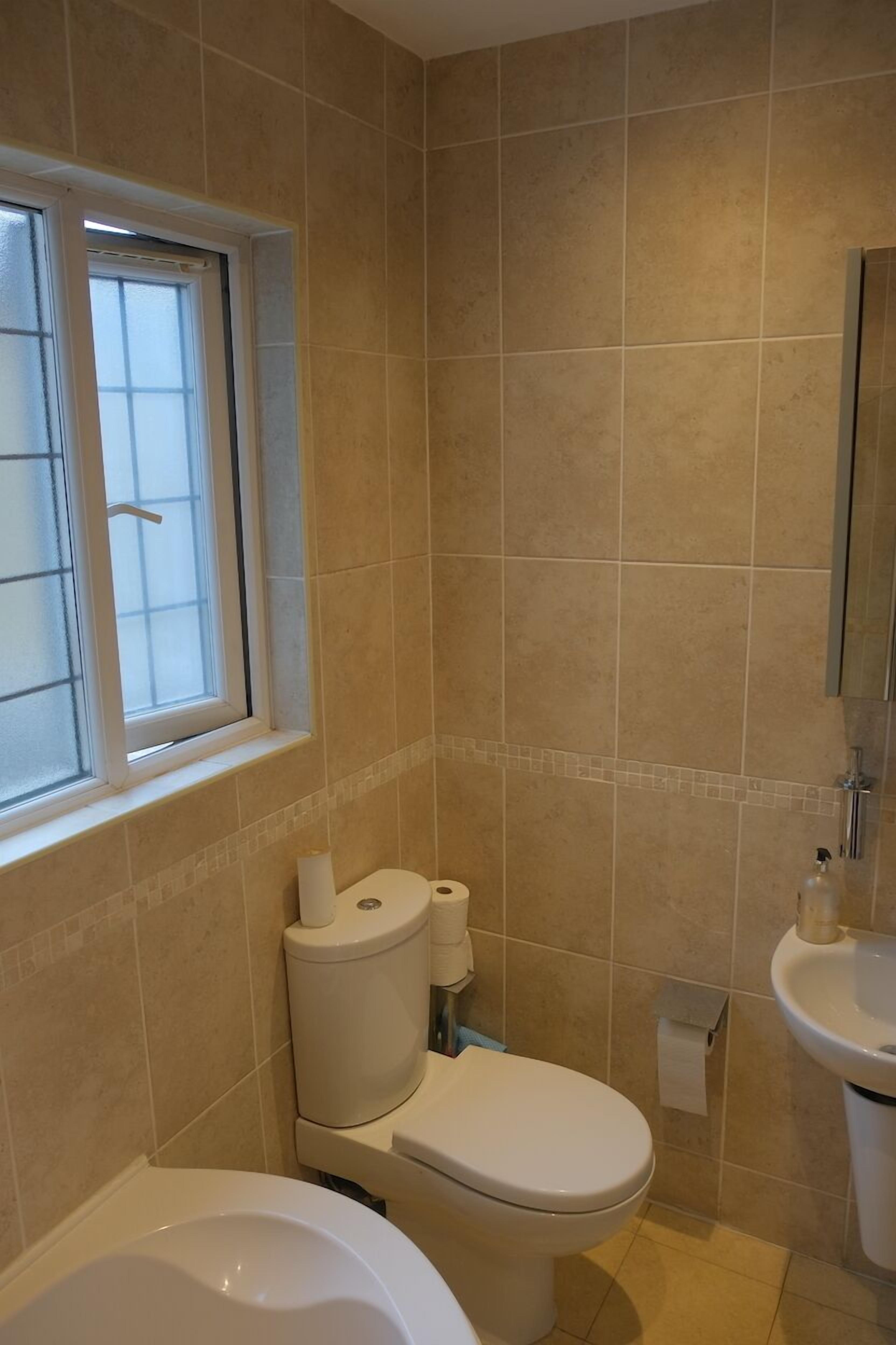 Un baño con inodoro, bidé y lavamanos.