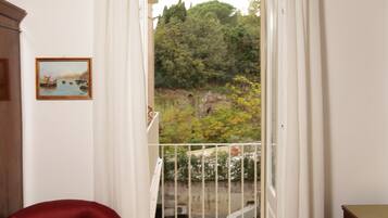 Cubrecamas y caja de seguridad en la habitación