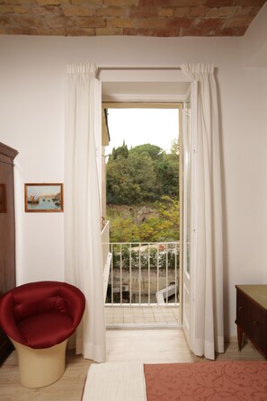Classic Double or Twin Room, Balcony | Down comforters, in-room safe, individually decorated - B&B Laurus Colosseo (Rome)