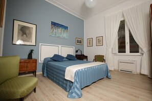 Down duvets, in-room safe, individually decorated - B&B Laurus Colosseo (Rome)