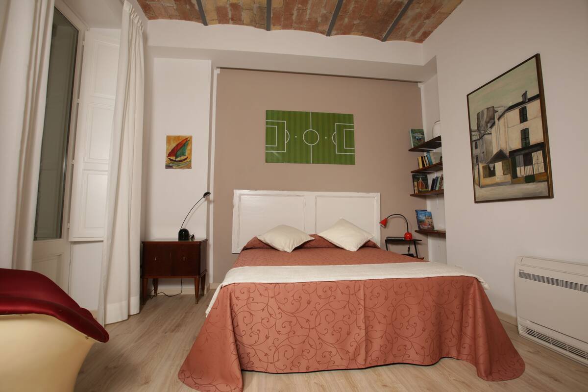 Cubrecamas, caja de seguridad en la habitación y escritorio 