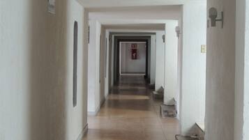 Televisión de pantalla plana de 32 pulgadas con canales vía satélite