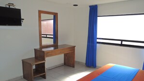 Traditional Room, 1 Katil Raja (King), Non Smoking | Cadar kapas Mesir, peralatan tempat tidur premium, meja 