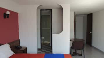 Habitación tradicional, 1 cama King size, para no fumadores | Sábanas de algodón egipcio y ropa de cama de alta calidad