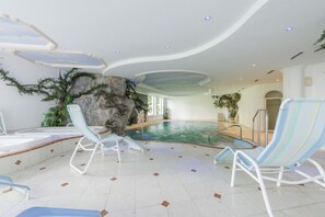 Piscine couverte, chaises longues