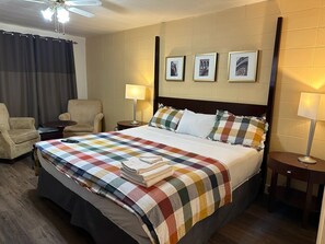 Standard Room, 1 King Bed, Garden View | Minibar, individually decorated, individually furnished - Auberge Pique-Nique (Shawinigan)