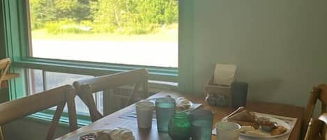 Petit déjeuner composé de spécialités régionales compris tous les jours