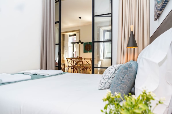 Căn hộ, 1 phòng ngủ (Esmerald Oasis 1F) | Trang trí khác biệt, trang bị nội thất với thiết kế riêng biệt, bàn