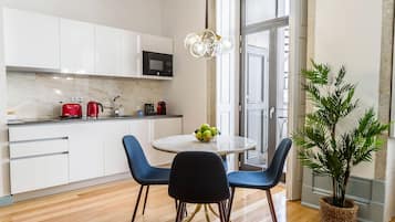 Apartamento, 1 habitación, vistas al jardín (Blue Topaze 1T) | Cocina básica privada | Frigorífico, microondas, placa de cocina y lavavajillas
