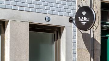 Un edificio con un cartel que dice 'InSitu' y el número 168.