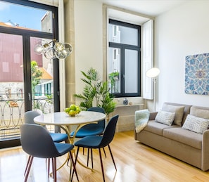 Căn hộ, 1 phòng ngủ, quang cảnh vườn (Blue Topaze 1T) | Phòng khách | TV màn hình phẳng 43-inch có truyền hình cáp