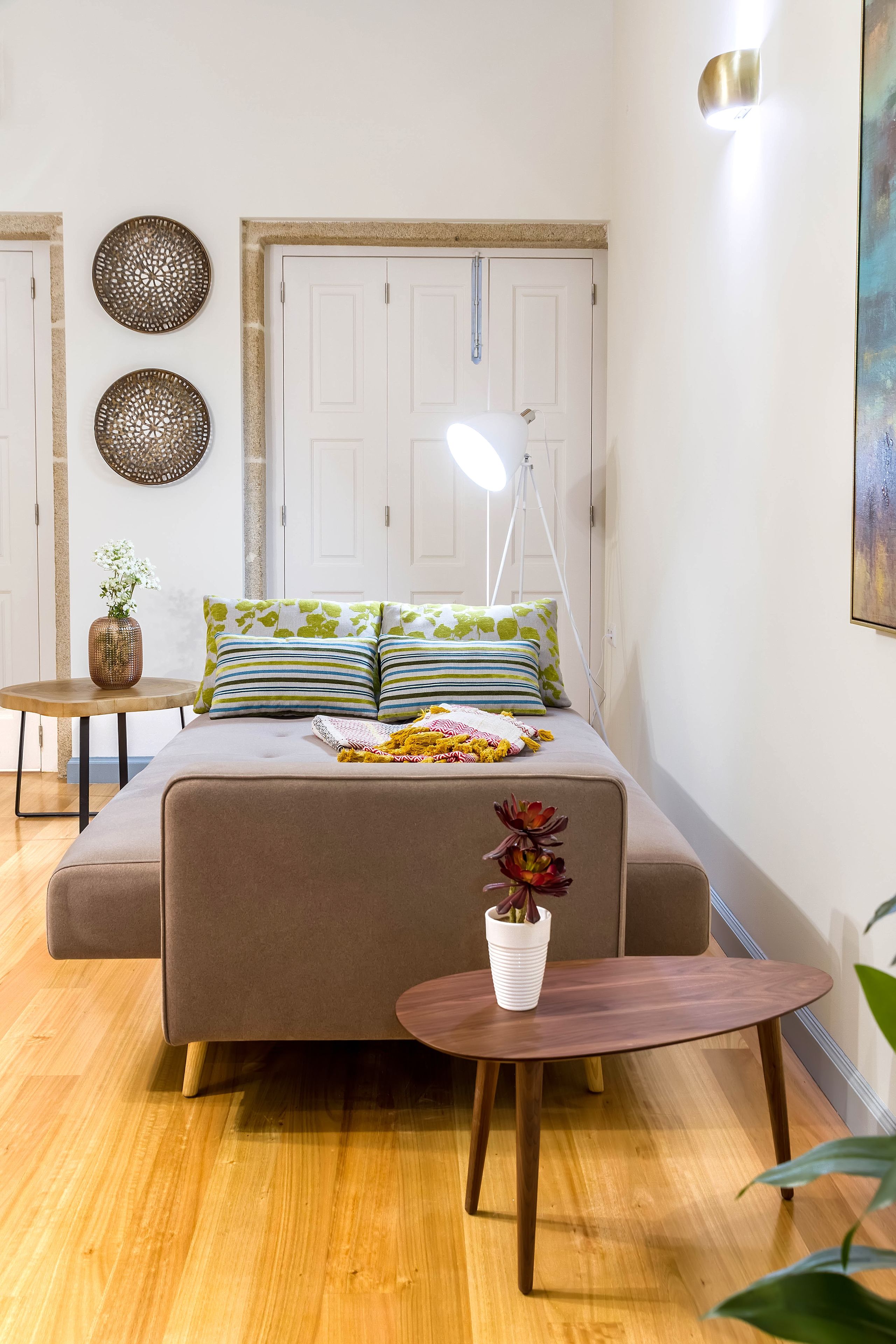 Une chambre confortable avec un lit, une table de chevet et une petite table ronde.