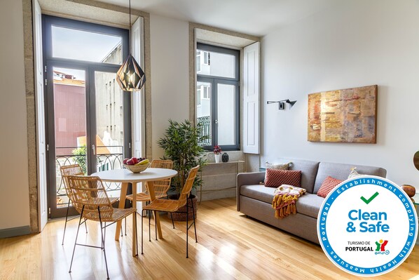 Apartemen Deluks, 1 kamar tidur (Fire Ilusion – 2T) | Ruang keluarga | Televisi layar datar 43-inci dengan saluran TV kabel