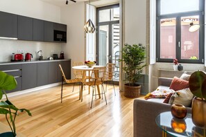 Leilighet – deluxe, 1 soverom (Fire Ilusion – 2T) | Oppholdsområde | En 43-tommers Flatskjerm-TV med kabel-kanaler