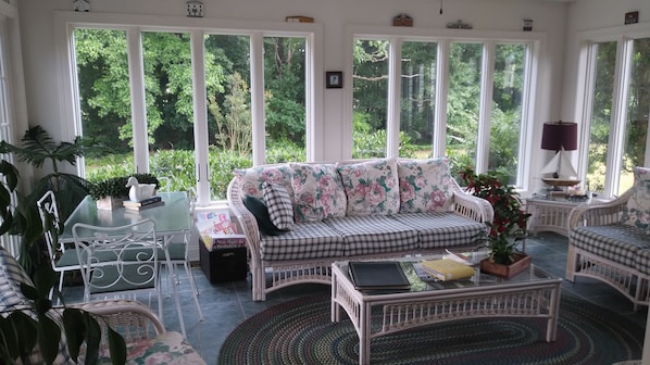 Porch - Marvel's on the Creek (East New Market)