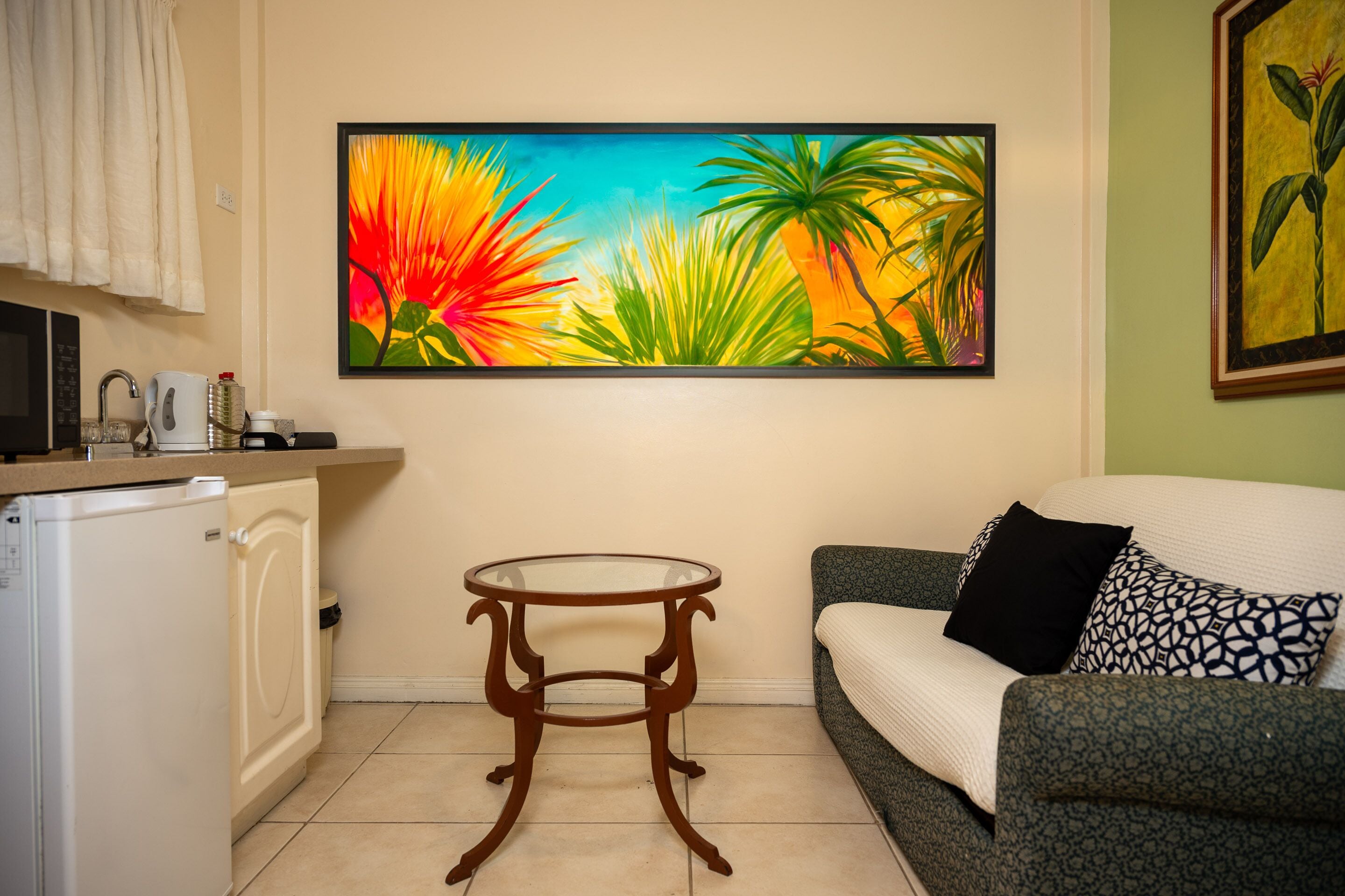 luxury suite, 1 king bed, balcony | living area | 40-inch lcd tv with cable channels, tv