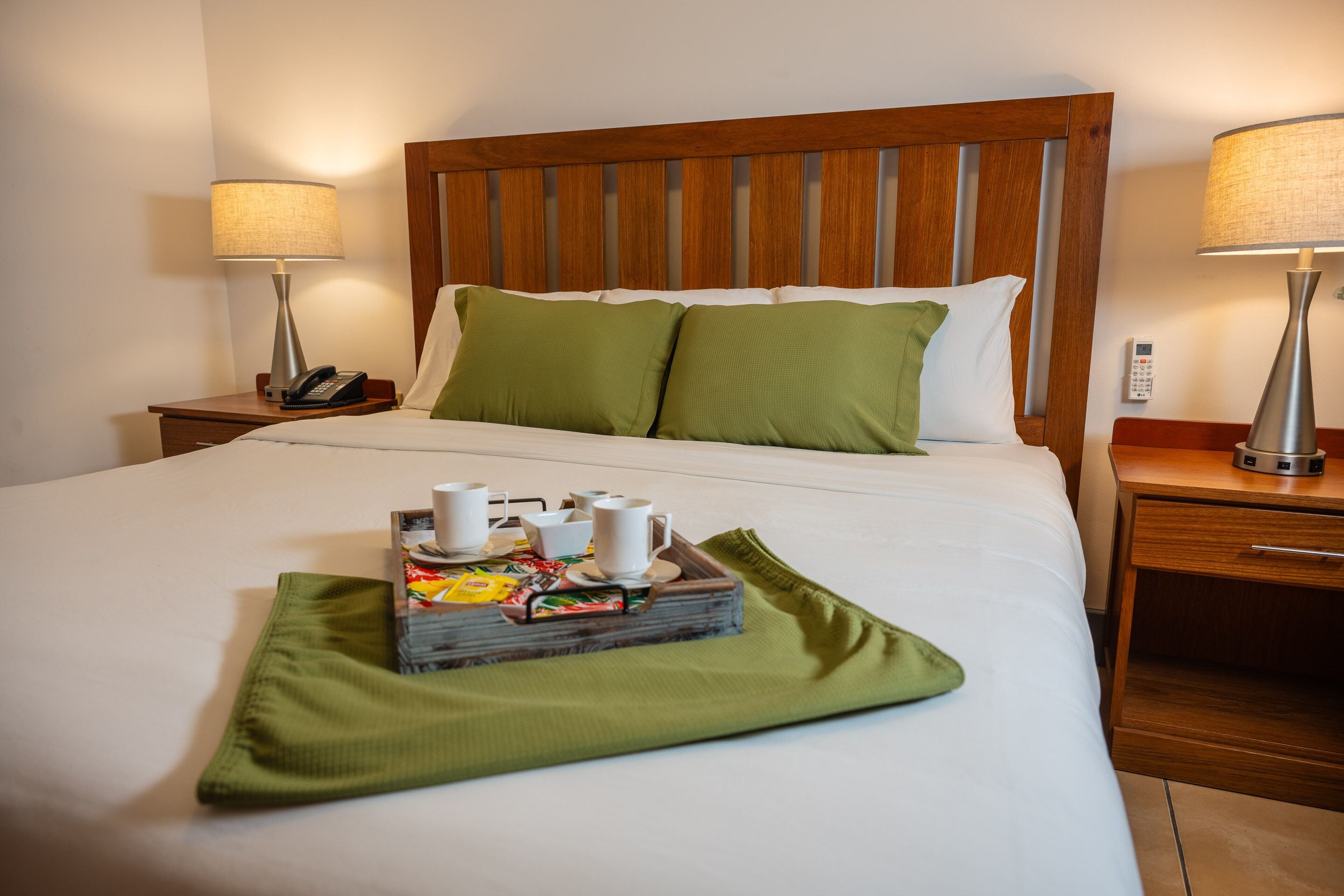 deluxe room, 1 king bed | 1 bedroom, down duvets, minibar, in-room safe