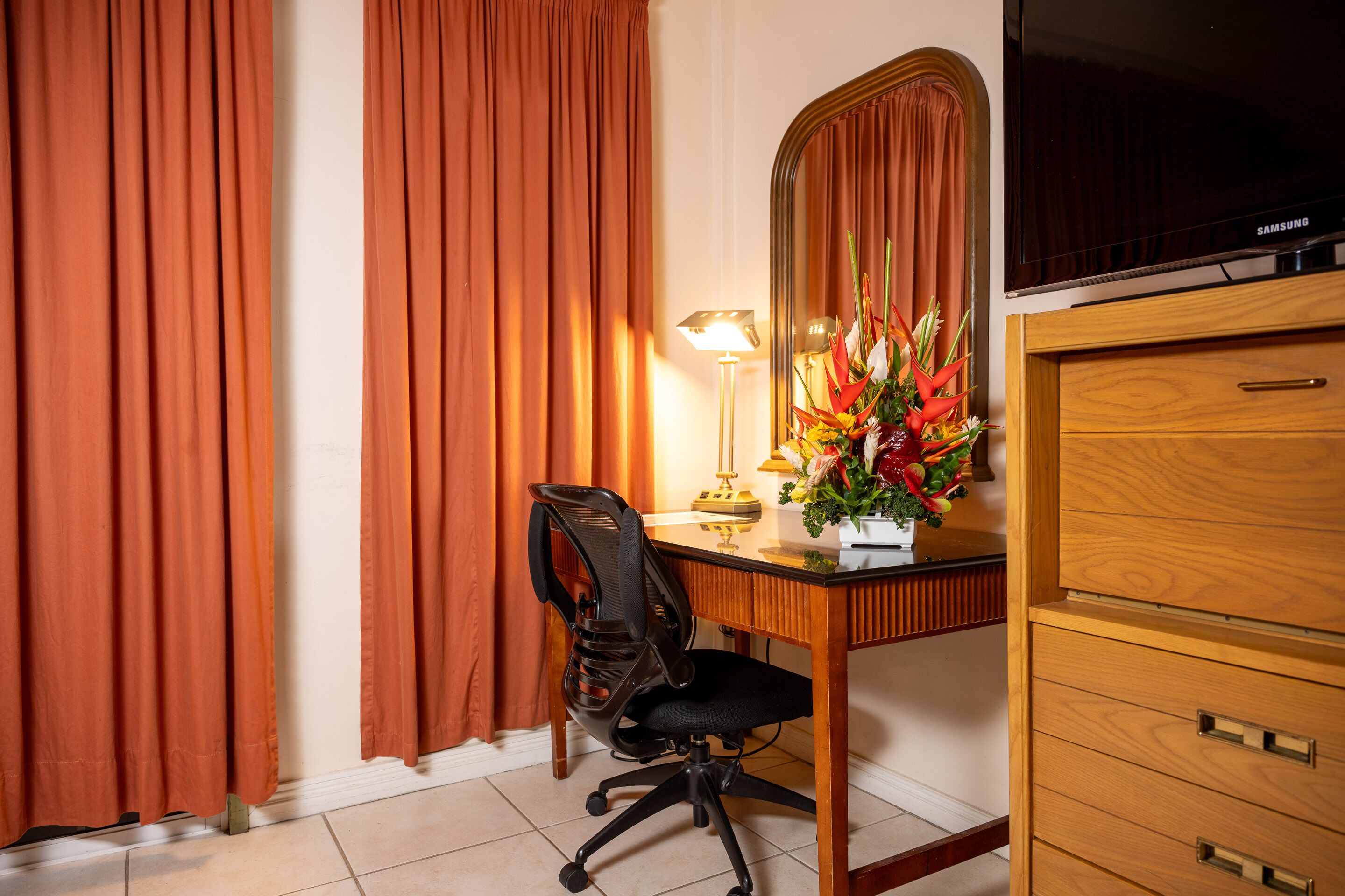 luxury suite, 1 king bed, balcony | room amenity