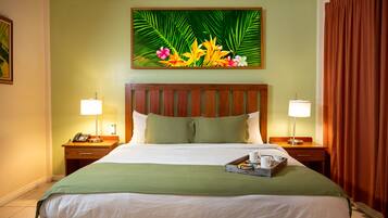 Luksussuite, 1 kingsize-seng, balkong | 1 soverom, dundyner, minibar og safe på rommet