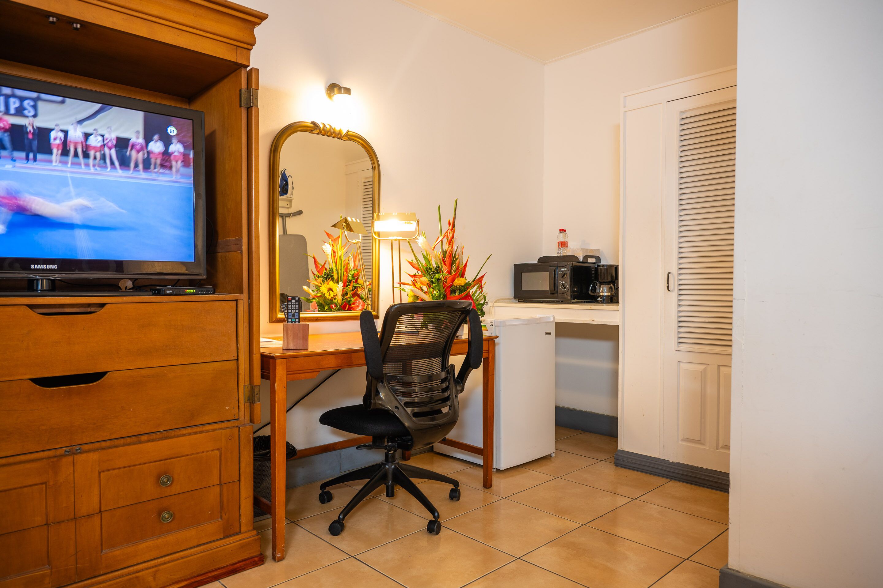 deluxe room, 1 king bed | room amenity