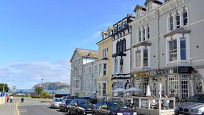 Front of property - Snooze Rooms (Llandudno)