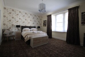 Free WiFi, bed sheets - Snooze Rooms (Llandudno)