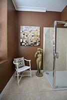 Ducha, artículos de tocador gratuitos, toallas