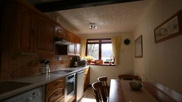 Classic Cottage, Multiple Beds, Non Smoking | Private kitchen | Full-sized fridge, microwave, oven, stovetop
