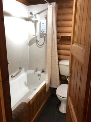 Separate bathtub and shower, towels - Highgarry Lodges (Invergarry)
