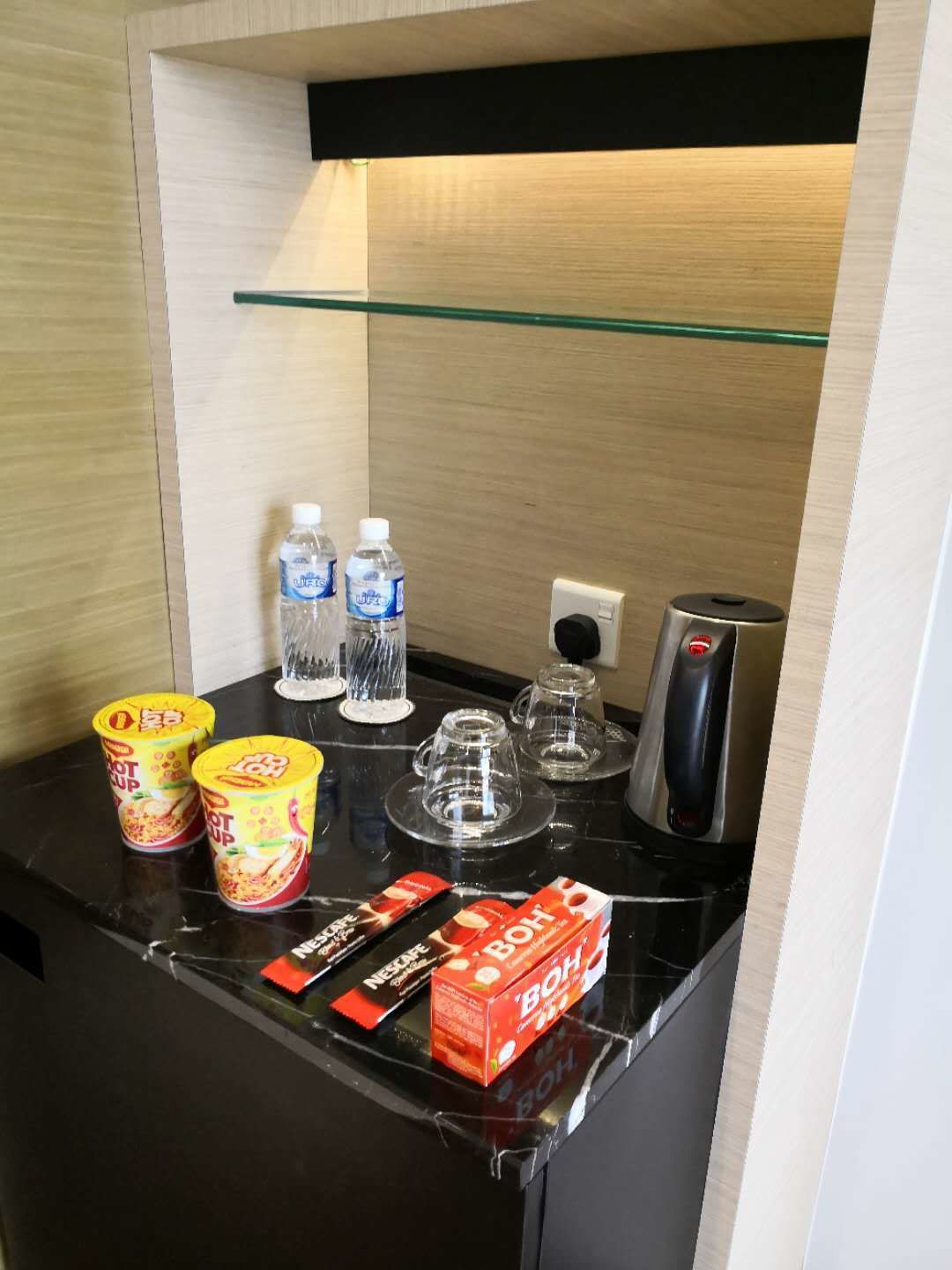 business twin room, 2 single beds, pool access, city view | minibar