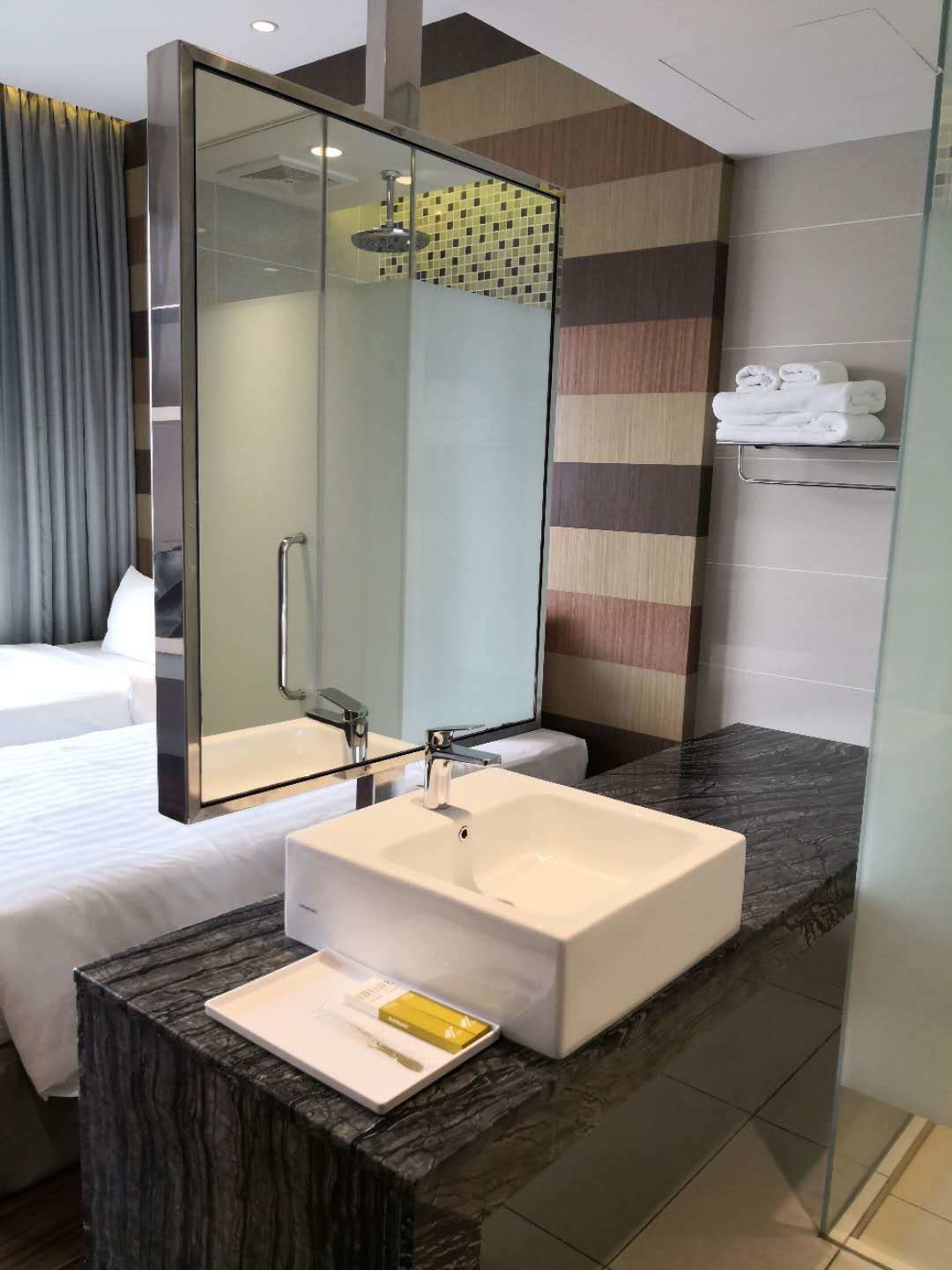 business twin room, 2 single beds, pool access, city view | bathroom sink