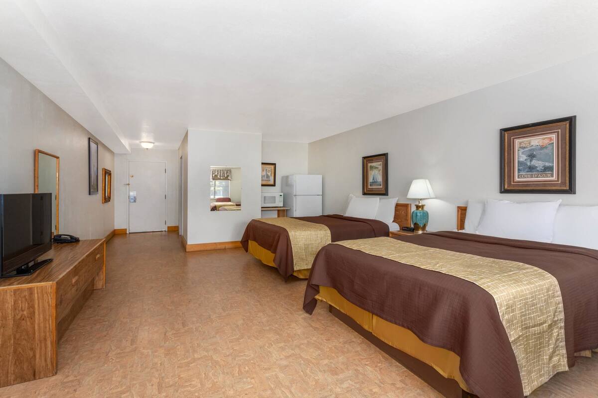 1 bedroom, premium bedding, pillowtop beds, blackout drapes