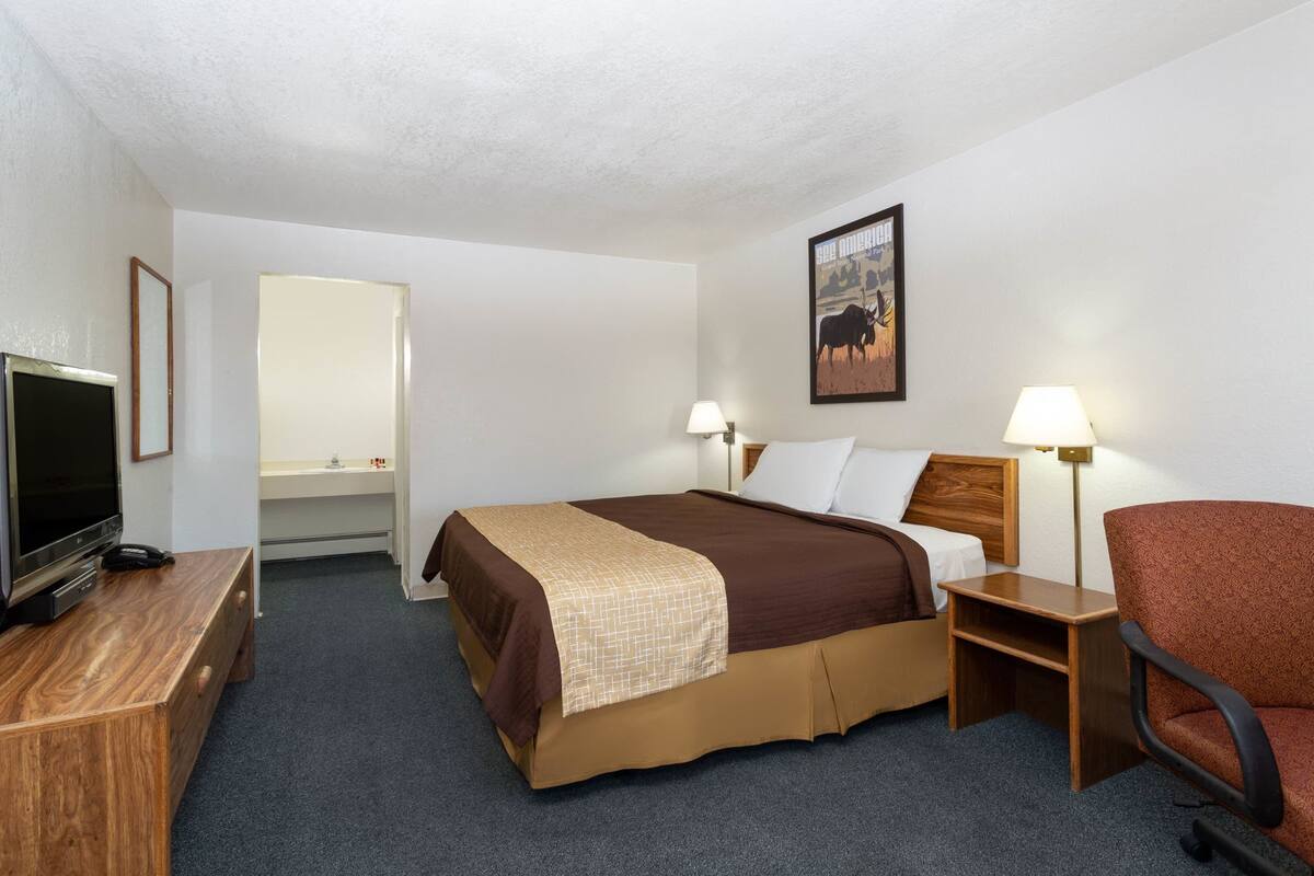 1 bedroom, premium bedding, pillowtop beds, blackout drapes