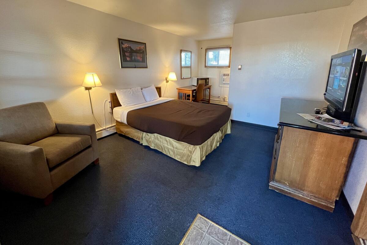 1 bedroom, premium bedding, pillowtop beds, blackout drapes