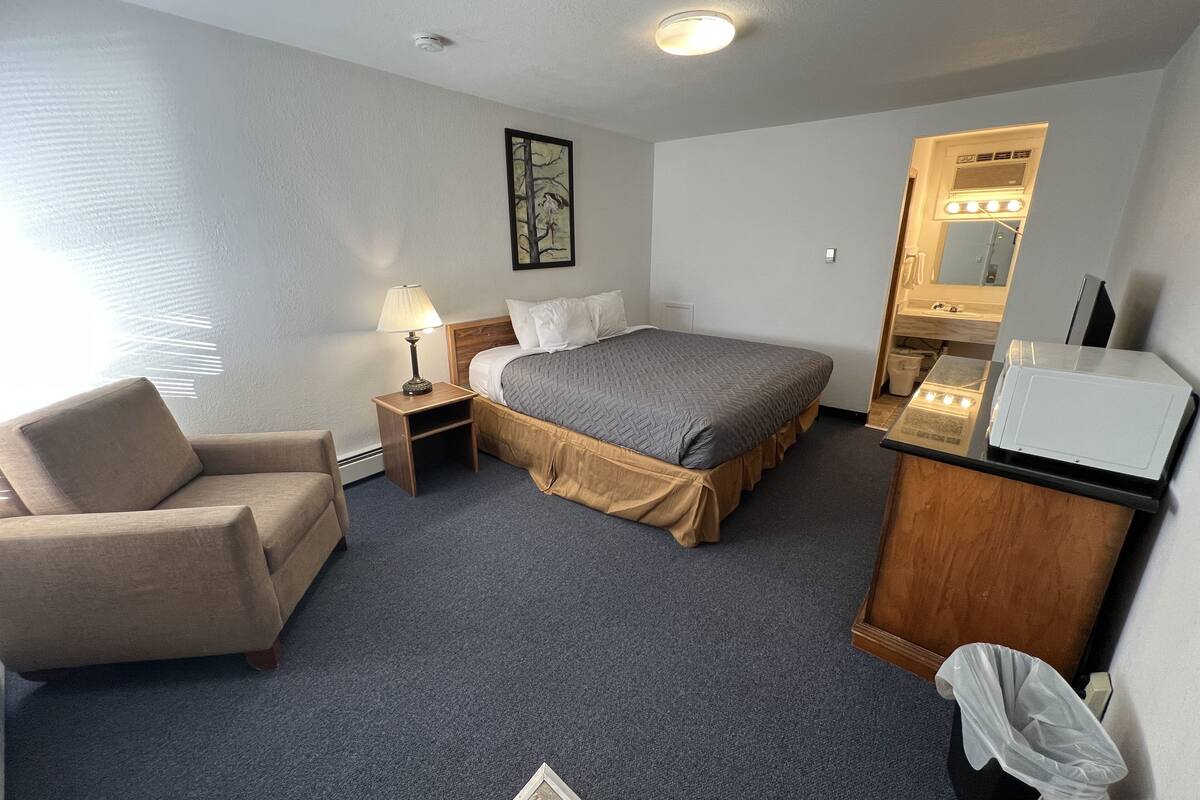 1 bedroom, premium bedding, pillowtop beds, blackout drapes