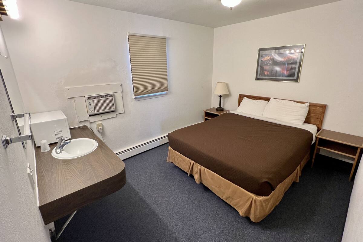 1 bedroom, premium bedding, pillowtop beds, blackout drapes