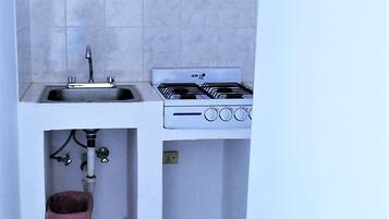 Departamento, 2 camas matrimoniales, balcón | Cocineta privada | Refrigerador, parrilla de estufa y utensilios de cocina