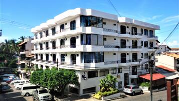 Vista frontal de la propiedad