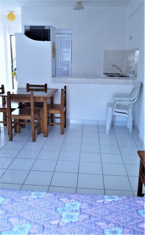 Appartement, 2 lits doubles, balcon | Restauration dans la chambre