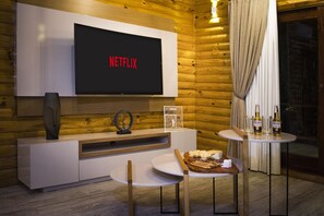 Villa Deluxe, 2 habitaciones, vista al río | Sala de estar | Smart TV 