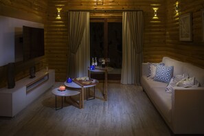 Deluxe Villa, 2 Bedrooms, River View | Ruang tamu | TV Pintar