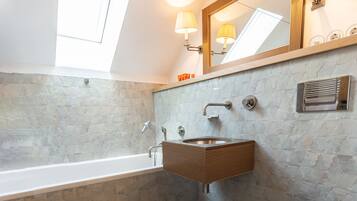 Design House, 4 Bedrooms | Bathroom | Hair dryer, towels