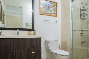 Apartment, 1 King-Bett, Nichtraucher | Badezimmer | Dusche, kostenlose Toilettenartikel, Handtücher