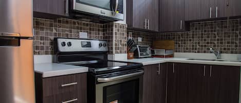 Apartment, 1 King Bed, Non Smoking | Private kitchen