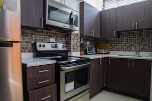 Appartement, 1 très grand lit, non-fumeurs | Cuisine privée | Grand réfrigérateur, micro-ondes, four, plaque de cuisson
