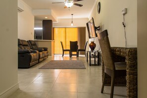 Apartment, 1 King-Bett, Nichtraucher | Wohnbereich