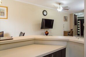 Apartment, 1 King-Bett, Nichtraucher | Wohnbereich | Plasmafernseher