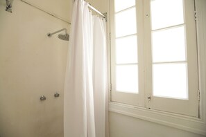 Classic-Apartment, Nichtraucher | Badezimmer | Dusche, Regendusche, Haartrockner, Handtücher