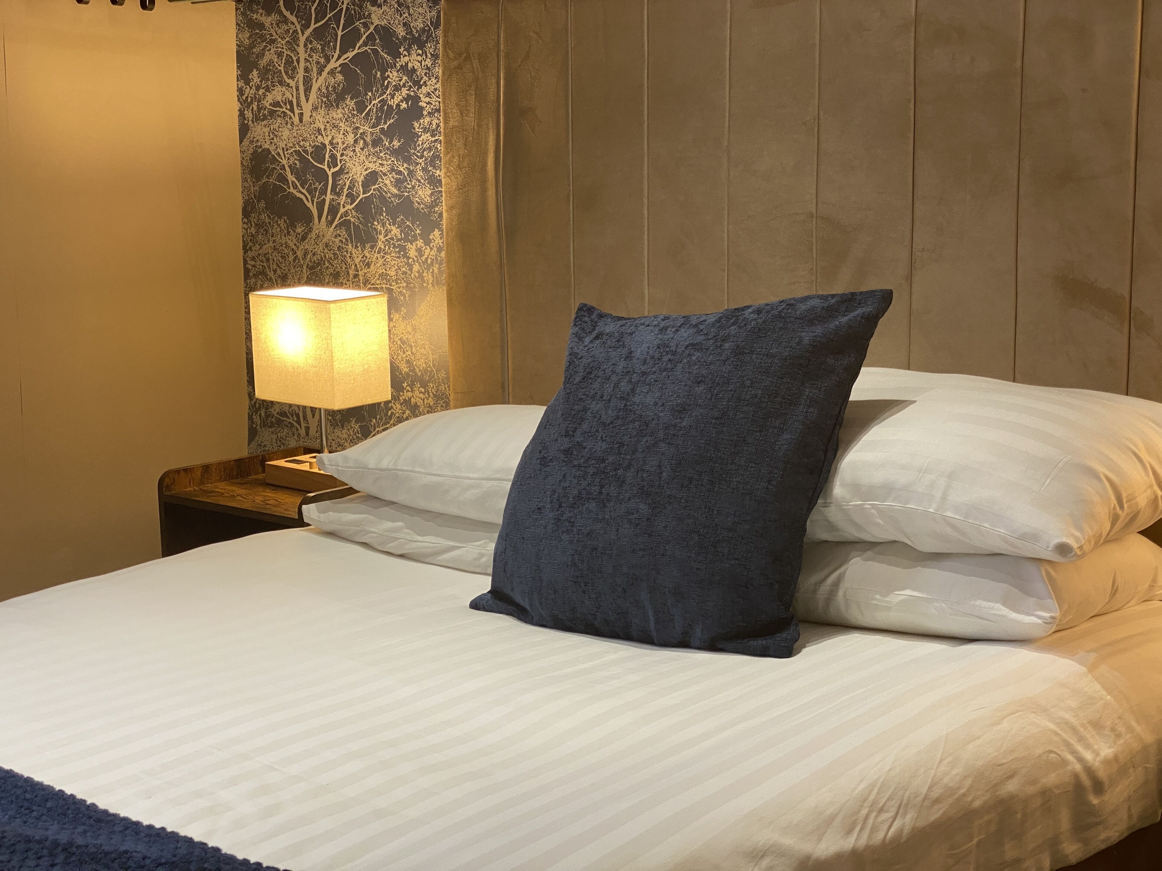 small double room | 1 bedroom, individually decorated, individually furnished, desk