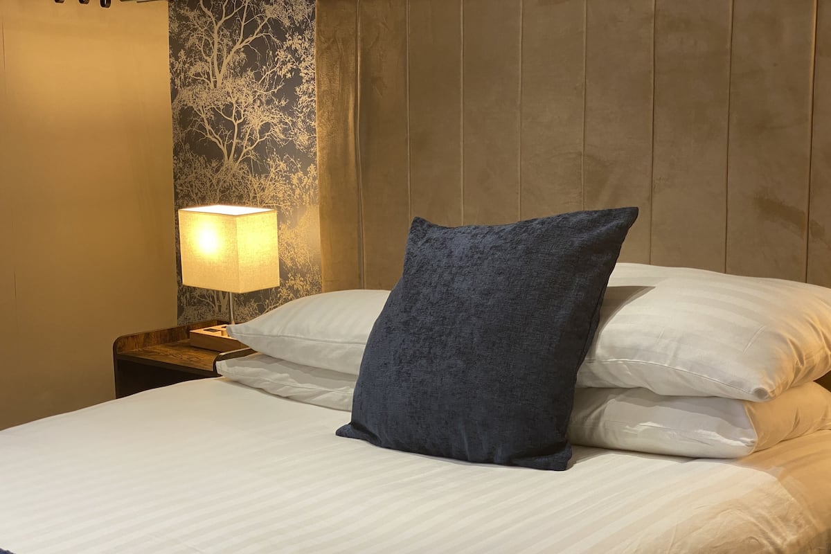 small double room | 1 bedroom, individually decorated, individually furnished, desk